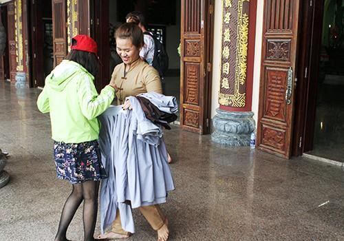 Chùa Linh Ứng Đà Nẵng phát váy quây cho khách tham quan chính điện