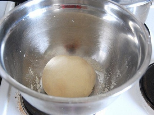 Trộn bột làm bánh mì tại nhà