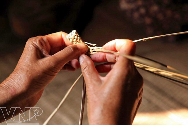 Công việc đan cói đòi hỏi sự khéo tay và tỉ mỉ.