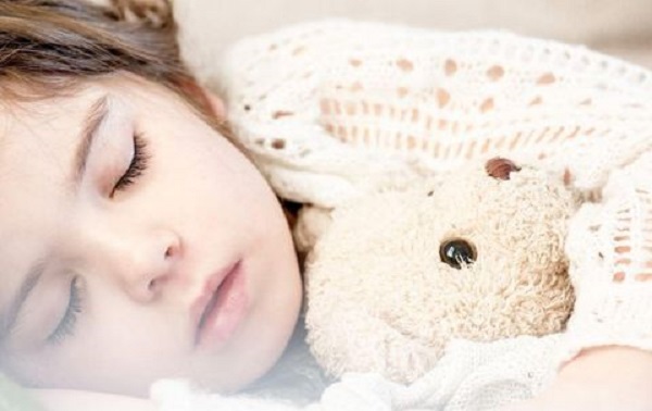 Sử dụng gối lá đinh lăng cho bé ngủ ngon