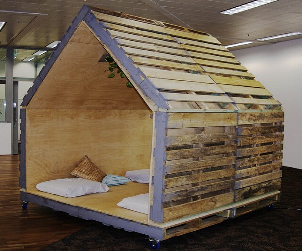 ngôi nhà gỗ từ gỗ pallet dễ thương cho bé