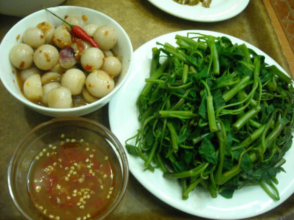 Rau muống, dưa cà món ăn dân giã của người Việt