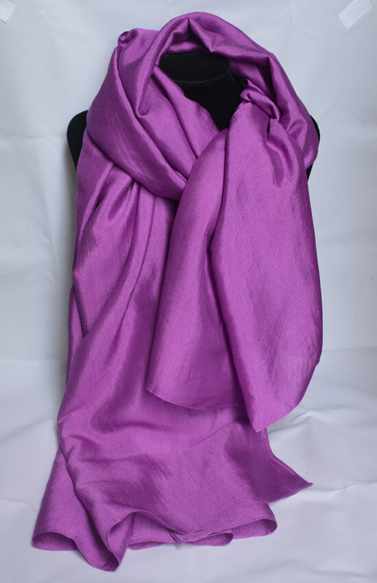 Hình chụp khăn lụa tơ tằm Hà Đông thật, mỏng nhẹ và mềm mại ( mẫu khăn từ thời trang yme)​