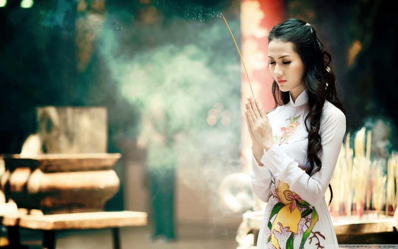 trang phục áo dài truyền thống đi chùa
