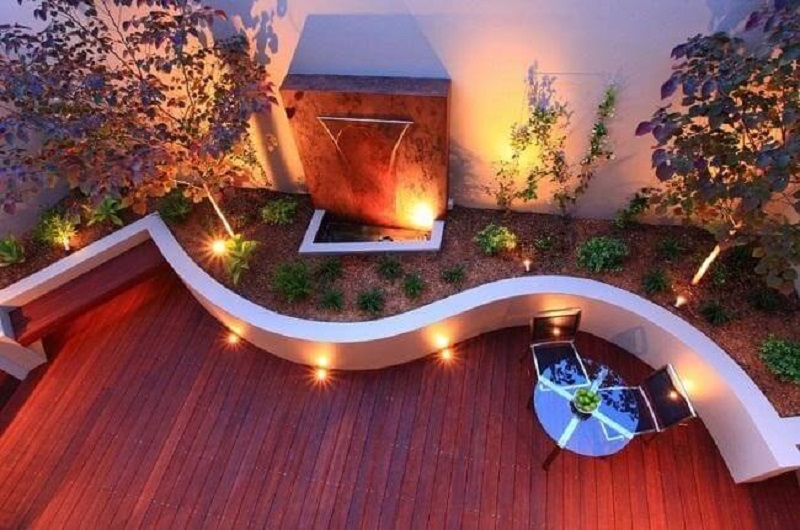 Thiết kế sân vườn kết hợp với hệ thống chiếu sáng