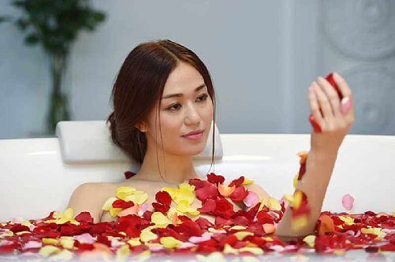 Tắm nước hoa hồng làm đẹp da, ngăn ngừa lão hóaa