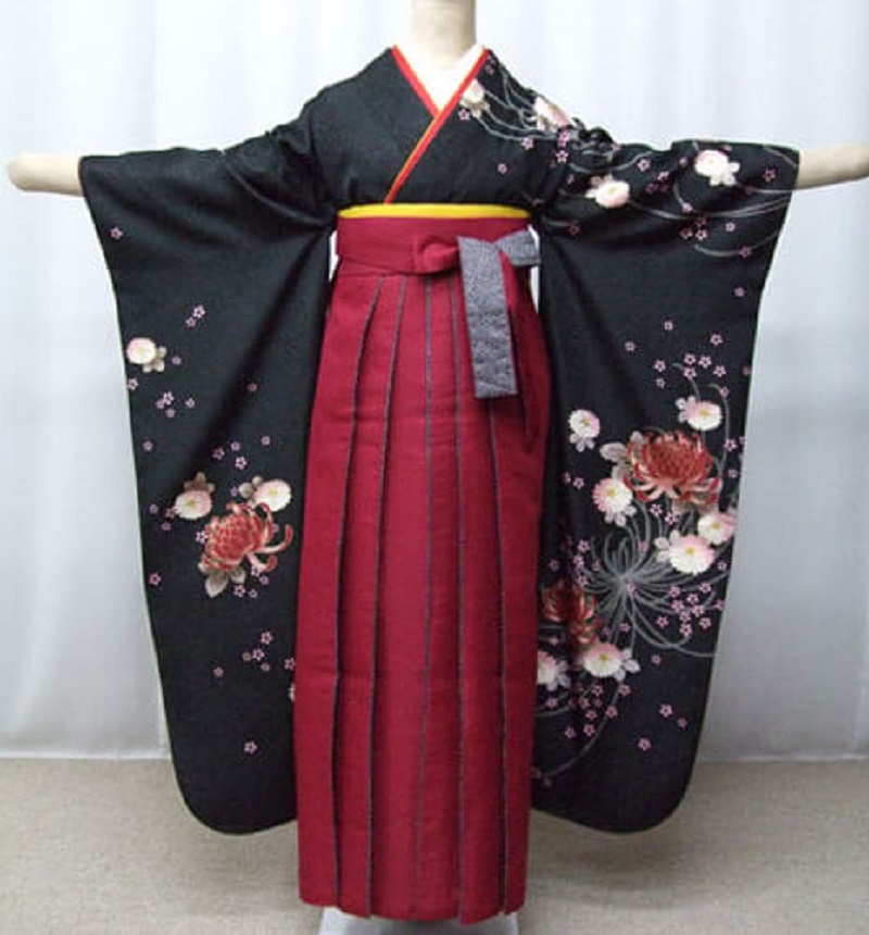 Hoa cúc được thêu tay trên trang phục Kimono truyền thống