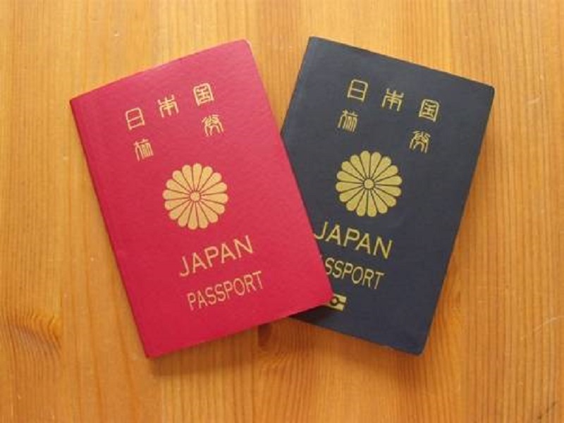 Hình ảnh hoa cúc 16 cánh trên hộ chiếu Nhật Bản