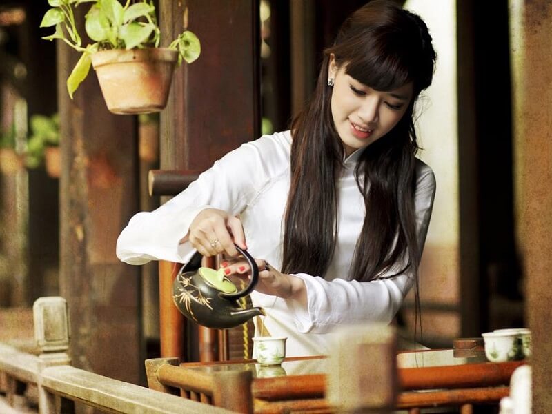 Uống trà hoa cúc vàng theo cách của người Việt